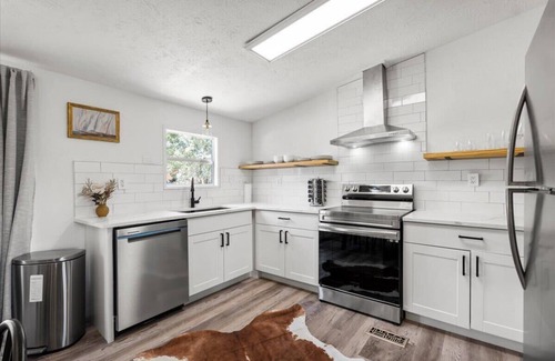 Canyon Lake Cabin | Starlight Horizon 3 Cabins (LMN) Pet-Friendly Texas Hill Country Group Stay Near