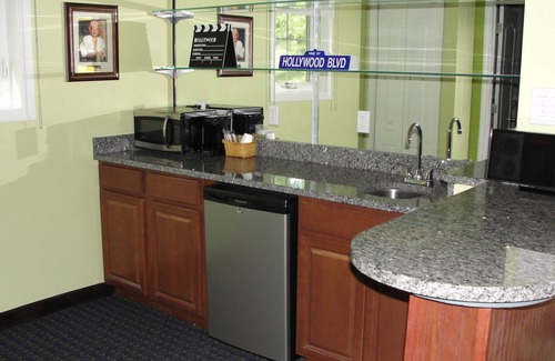 Malletts Bay Hotel | Starlight Inn