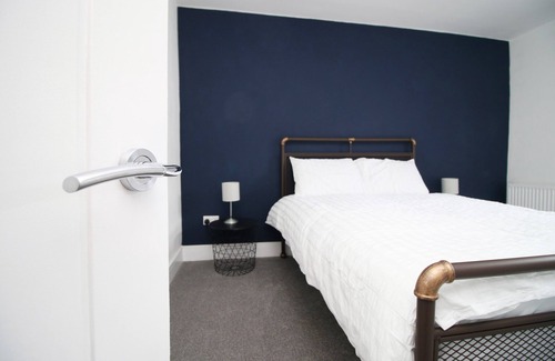 Mountain Ash House | Station Terrace by Tŷ SA