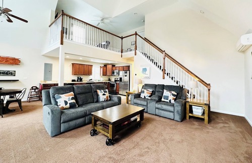 Albrightsville Cabin | Stay 3+ Nights-Get 1 Free, Poconos, Hot Tub, Sauna, Basketball, Playground, Ski