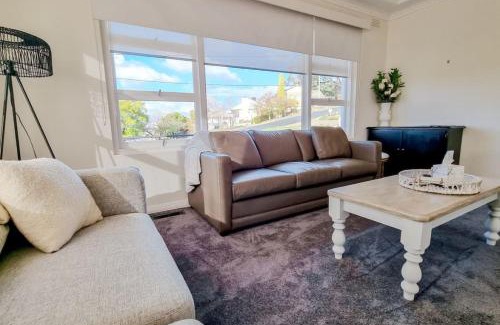 Turvey Park House | Stay at Beauty Point Wagga 5bdr 2bth magical views