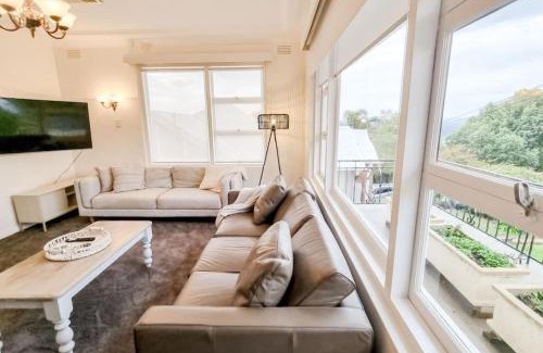 Turvey Park House | Stay at Beauty Point Wagga 5bdr 2bth magical views