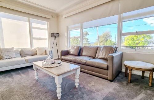 Turvey Park House | Stay at Beauty Point Wagga 5bdr 2bth magical views