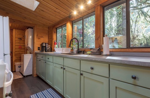 Rhododendron Cabin | Stay before 10/05 get the 3RD night FREE! Hot tub, secluded