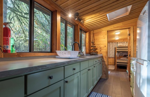Rhododendron Cabin | Stay before 10/05 get the 3RD night FREE! Hot tub, secluded