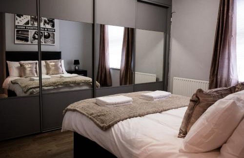 Burslem House | Stay Comfortable- Close to City Centre- Sleeps up to 8