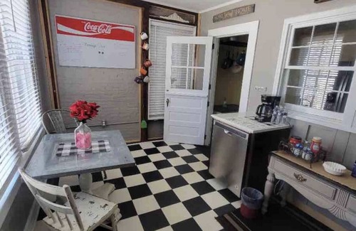 Bardstown Apartment | Stay downtown within walking distance of restaurants, shopping, and breweries!