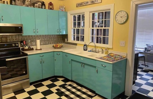 Bardstown Apartment | Stay downtown within walking distance of restaurants, shopping, and breweries!