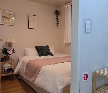 Gwanak-gu House | STAY EDGE GONGBAEK - near Shindaebang Station Boramae Hospital & Park Hongik University Airport Bus near Sindorim, Gangnam