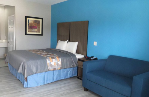 Willowbrook House | Stay in Contemporary Room w/ Homelike Amenities