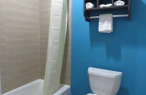 Willowbrook House | Stay in Contemporary Room w/ Homelike Amenities
