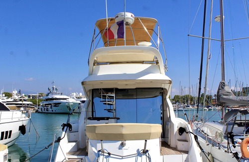 Antibes City Centre Boat Rental | Stay on a luxurious and elegant yacht