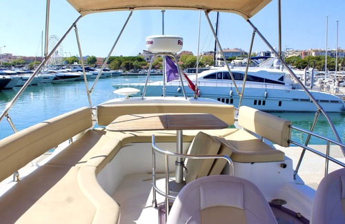 Antibes City Centre Boat Rental | Stay on a luxurious and elegant yacht
