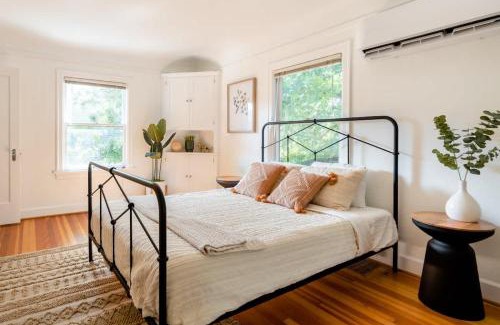Hosford-Abernethy Apartment | Stay Portland - 1892 Bohemian Dream Studio in Ladd's Addition