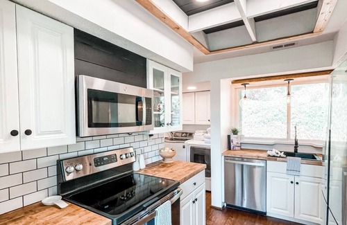 Vein Mountain Cabin | Stay Wild - Luxury Modern Cabin with Hot tub, Views & Pet Friendly!
