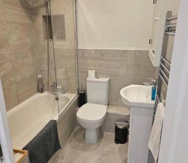 Woking Apartment | Stay Zen Apartments - Free Parking & Private Garden Ground Floor Central Woking - Business & Leisure