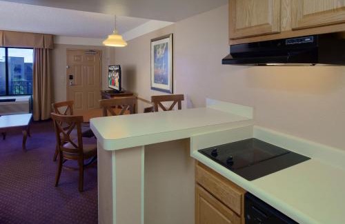 Kissimmee Hotel | Staybridge Suites Orlando Royale Parc Suites by IHG