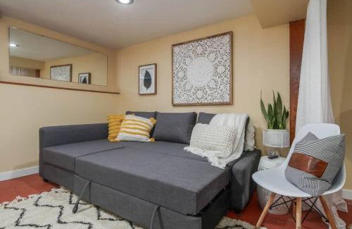 Woodlawn Apartment | #StayInMyDistrict Woodlawn Eclectic -Walk to Dekum