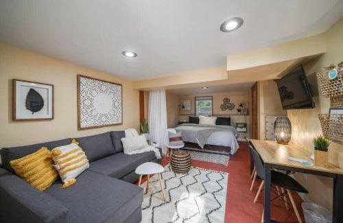 Woodlawn Apartment | #StayInMyDistrict Woodlawn Eclectic -Walk to Dekum