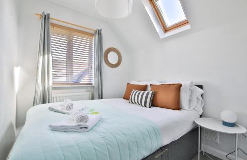Barry Apartment | StayRight 2 Bed Beach House with Private Parking- Next to Barry Beach and Jackson Bay