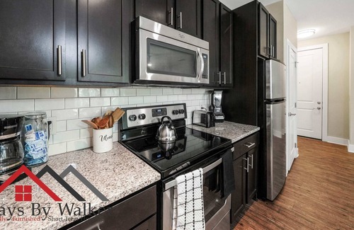 SouthPark Condo | StaysByWalker™ King Bed ★ SouthPark 1BR Condo ★ Pool/Gym (726 SqFt)