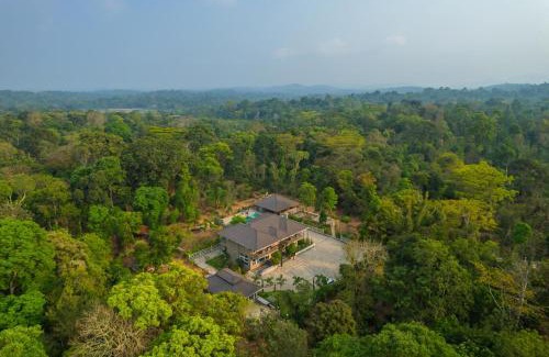 Virajpet Villa | Stayvista at 5BR Coffee & Mist Luxury Villa - Comp Breakfast, Pvt Pool, and Big Coffee Estate