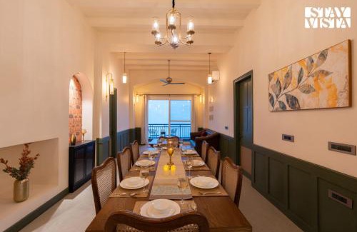 Kumarhatti Apartment | StayVista at Raga Living with Mountain Views, Jacuzzi