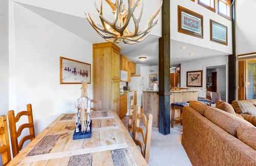 Steamboat Springs Ski Chalet | Steamboat ski lodge one block from gondola with pool & hot tubs
