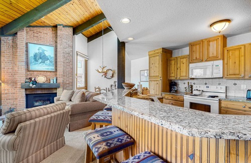 Steamboat Springs Ski Chalet | Steamboat ski lodge one block from gondola with pool & hot tubs