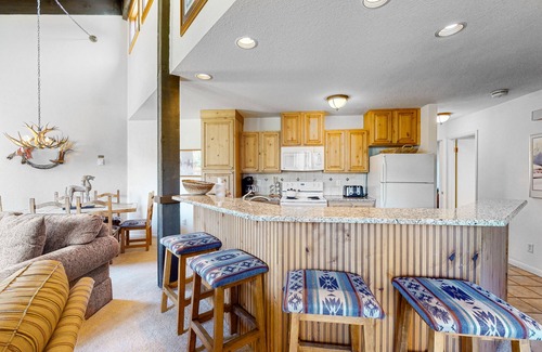 Steamboat Springs Ski Chalet | Steamboat ski lodge one block from gondola with pool & hot tubs