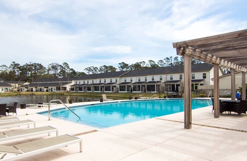 Epworth Acres House | Stellar townhome near everything fun on SSI!