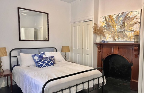 Tumut House | Step Back in Time: Charming 1880 Cottage Retreat for a Nostalgic Staycation!