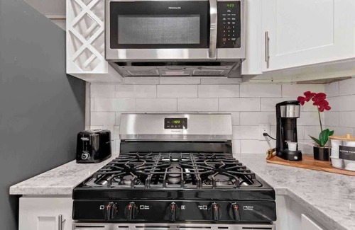 Clarksville Apartment | Steps away from Downtown Restaurants and Bars - King Bed