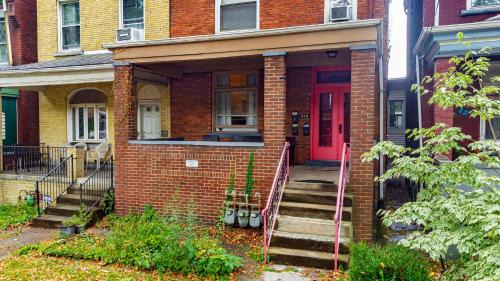 Bloomfield Apartment | Steps Away From Hospital - 2 Queen Bed - City View
