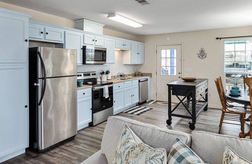 Crystal Beach Cottage | Steps from the Beach & Pet Friendly! Indoor/Outdoor Games~ FREE Bikes~Elevator