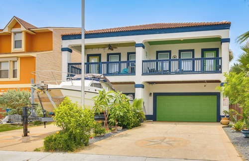 South Padre Island Apartment | Steps to Beach: Oceanside Townhome w/Heated Pool