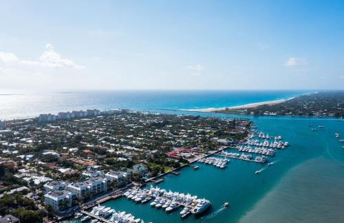 Palm Beach Shores Apartment | Steps To Beach! 4 Condos In 1- Perfect For Groups
