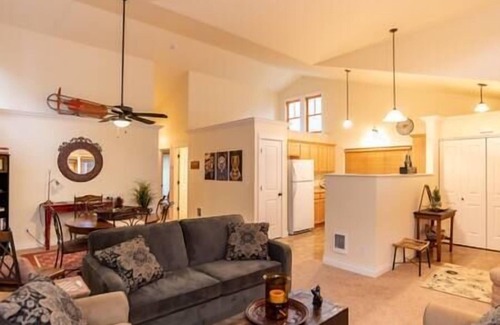 Sisters House | Steps to Downtown & Amazing Views-Hot Tub/Pool/AC