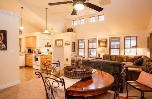 Sisters House | Steps to Downtown & Amazing Views-Hot Tub/Pool/AC