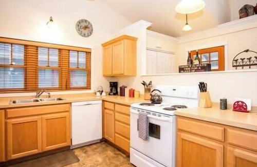 Sisters House | Steps to Downtown & Amazing Views-Hot Tub/Pool/AC
