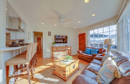 South Mission Beach Apartment | Steps to Ocean and Boardwalk, Parking, Outdoor dining!