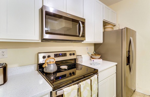 Northeast Virginia Beach Condo | Steps to Sand: Condo w/Pool in Virginia Beach!