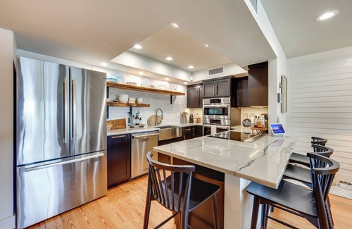 Jacksonville Beach Apartment | Steps to Sand: Townhome w/Balcony in Jax Beach!