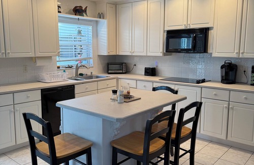 Ormond Shores Estates House | Steps to the beach & close to International speedway, Daytona & Flagler beach,