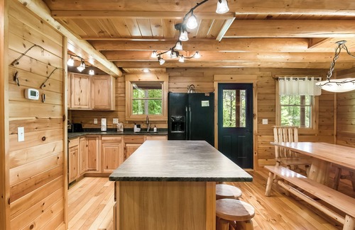Logan Cabin | Stillwater 5 bedroom lodge up to 19 guests, 65 acres 1/2 mile from Old Man's Cave