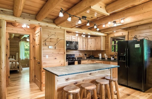 Logan Cabin | Stillwater 5 bedroom lodge up to 19 guests, 65 acres 1/2 mile from Old Man's Cave