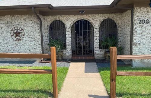 Fort Worth House | StockYards! Walk 3 Blocks-Ranch House sleeps 8