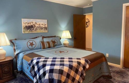 Fort Worth House | StockYards! Walk 3 Blocks-Ranch House sleeps 8