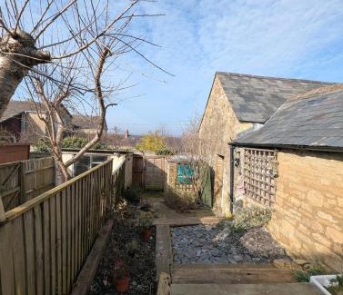 Chipping Norton House | Stone cottage, own parking & EV charger -Buttercup