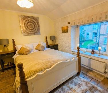 Chipping Norton House | Stone cottage, own parking & EV charger -Buttercup